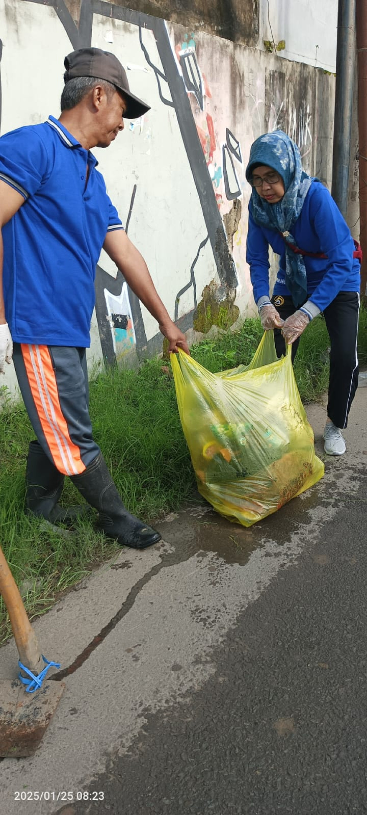 Gotong Royong membersihkan lingkungan