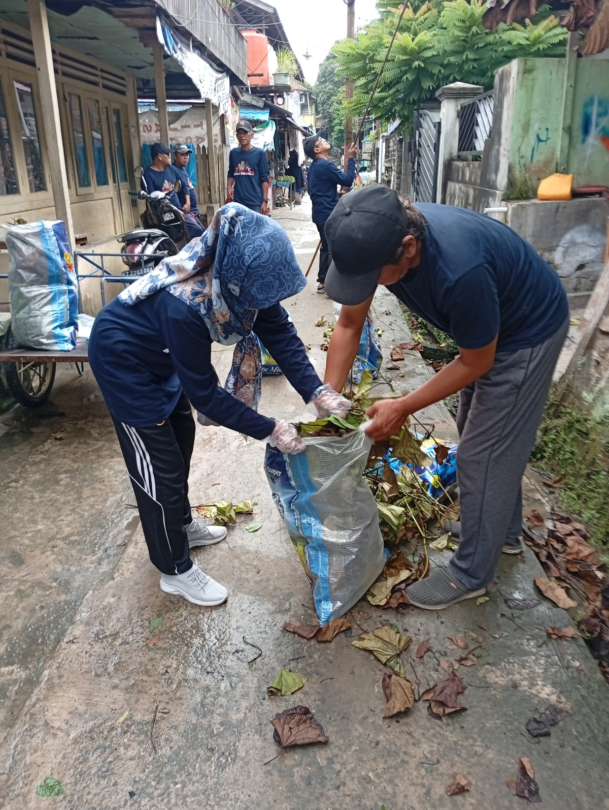 Gotong Royong membersihkan lingkungan