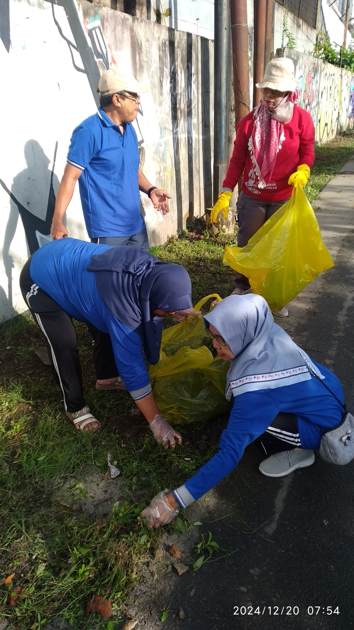 Gotong Royong membersihkan lingkungan