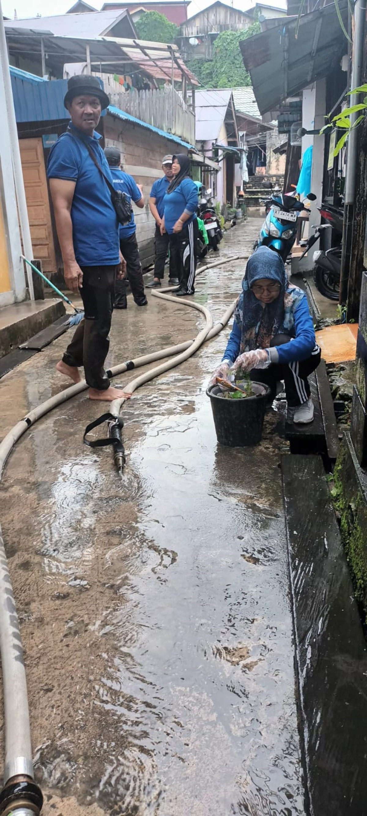Gotong Royong membersihkan lingkungan