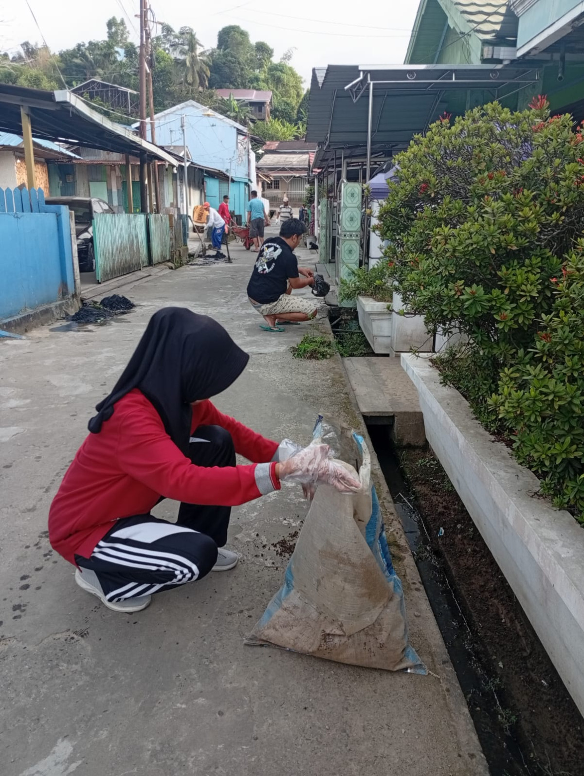 Gotong Royong membersihkan lingkungan