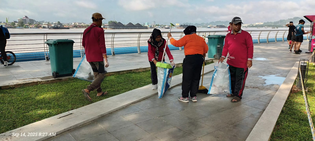 Gotong Royong membersihkan lingkungan