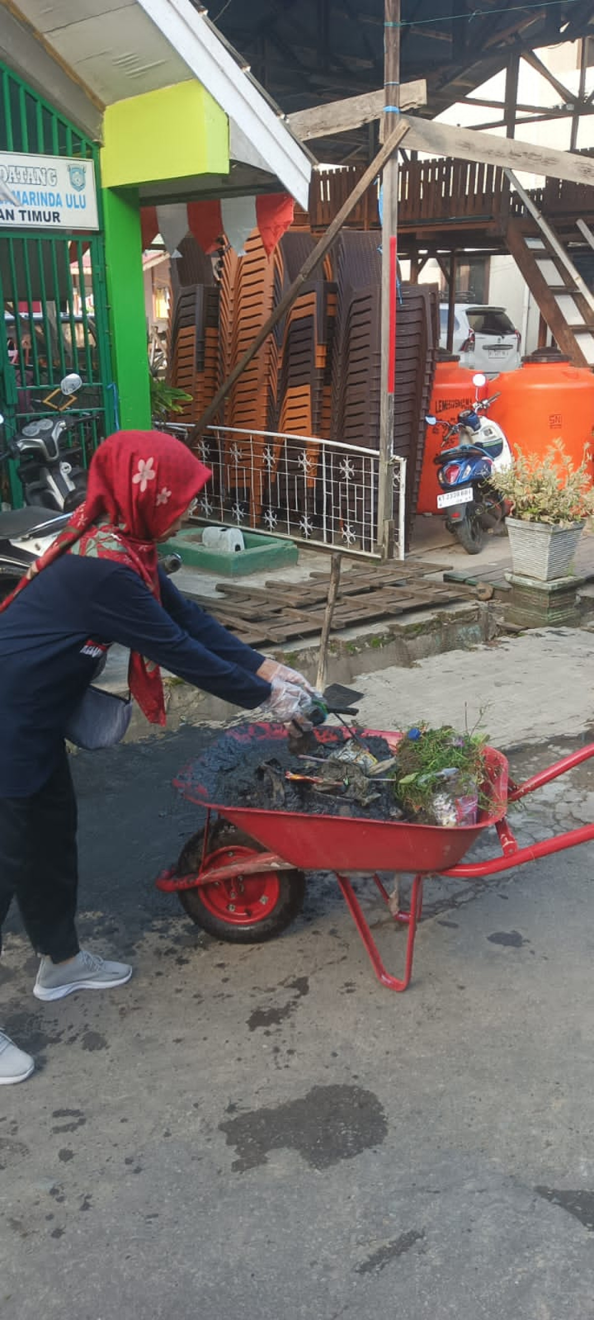Gotong Royong membersihkan parit