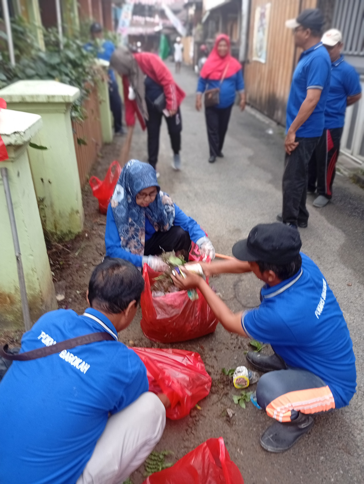 Gotong Royong membersihkan lingkungan