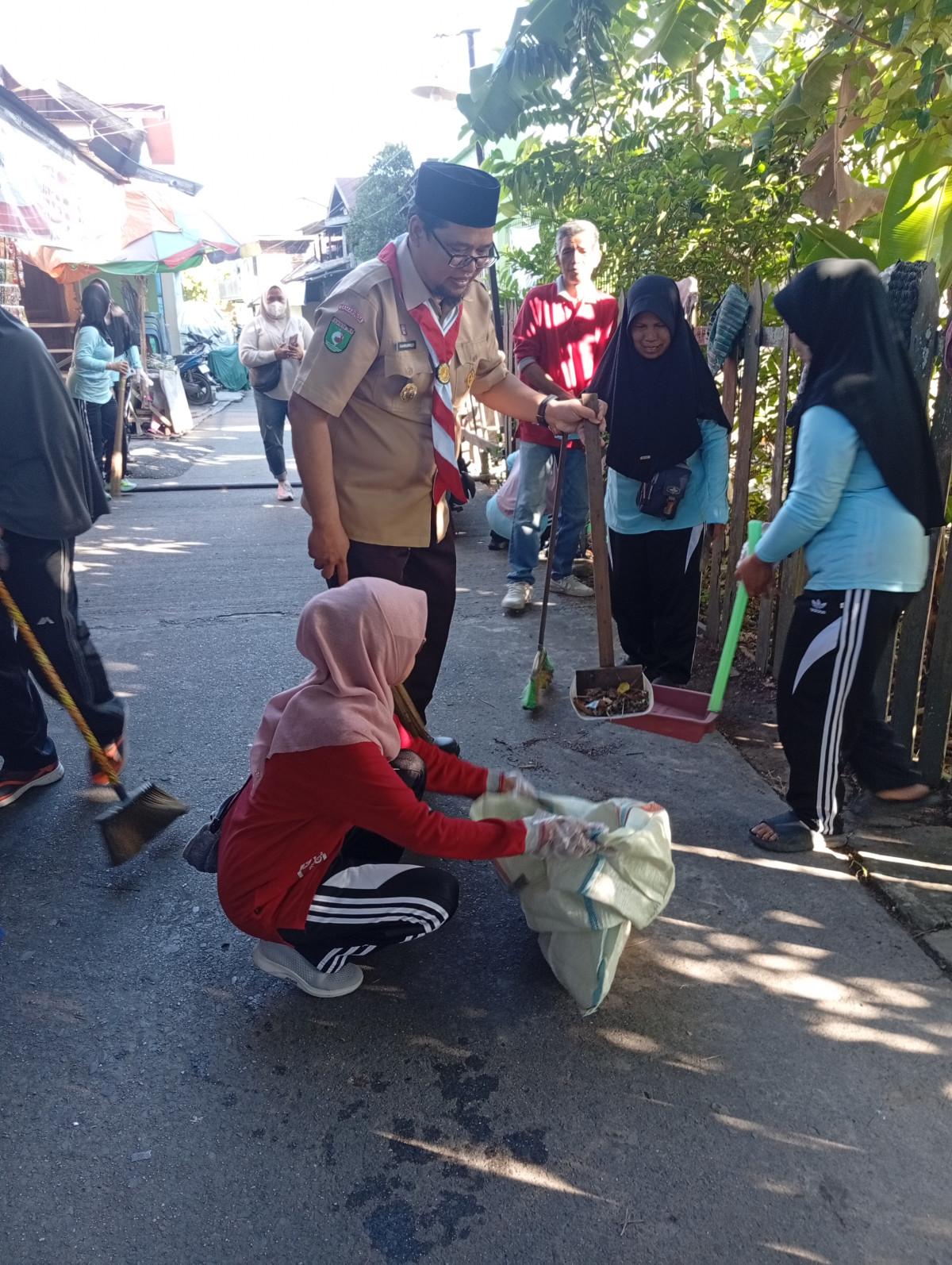 Gotong Royong membersihkan lingkungan