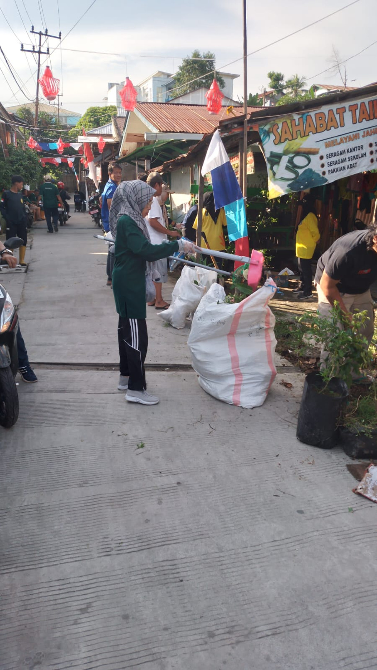 Gotong Royong membersihkan lingkungan