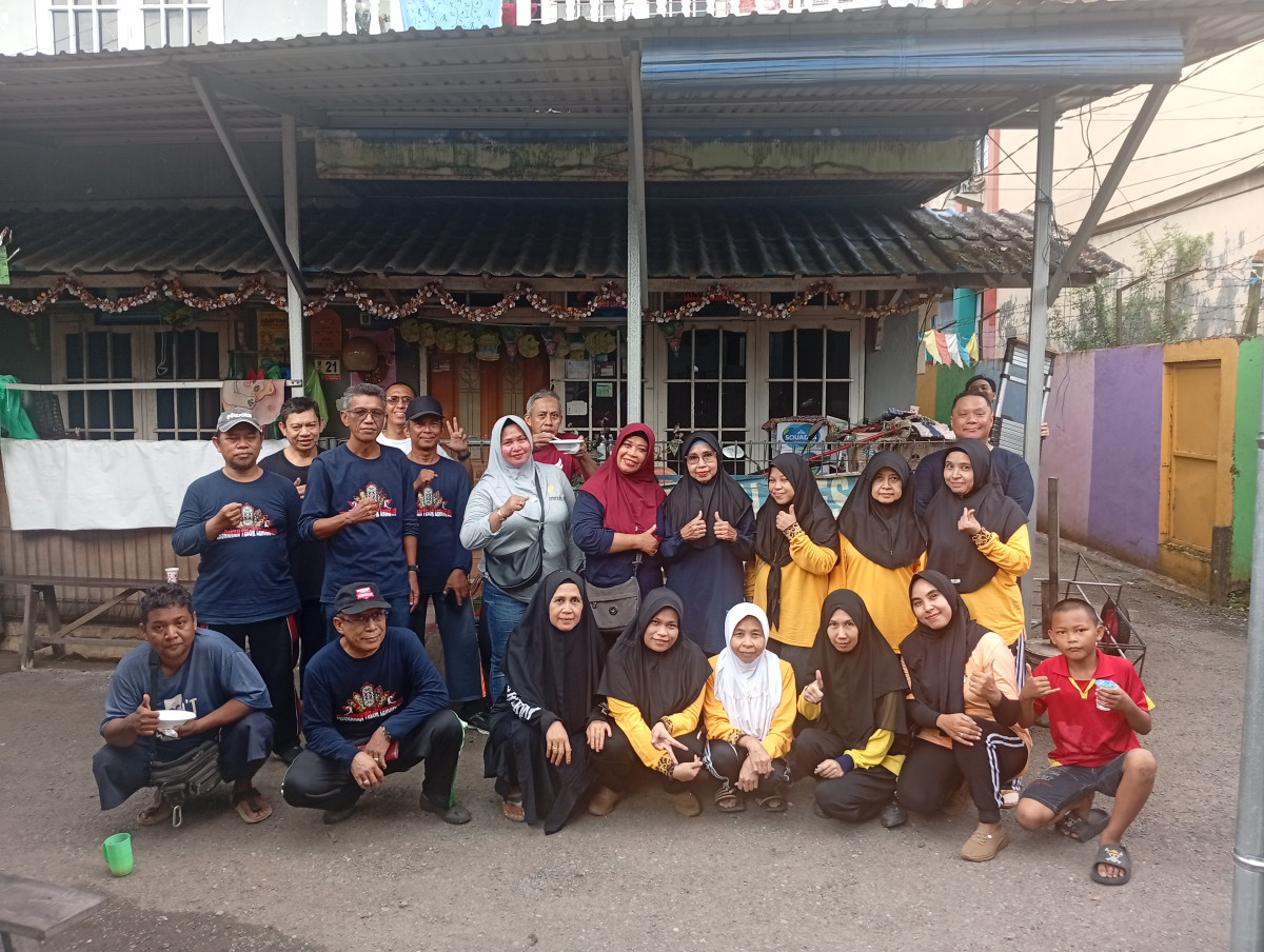 Gotong Royong membersihkan lingkungan