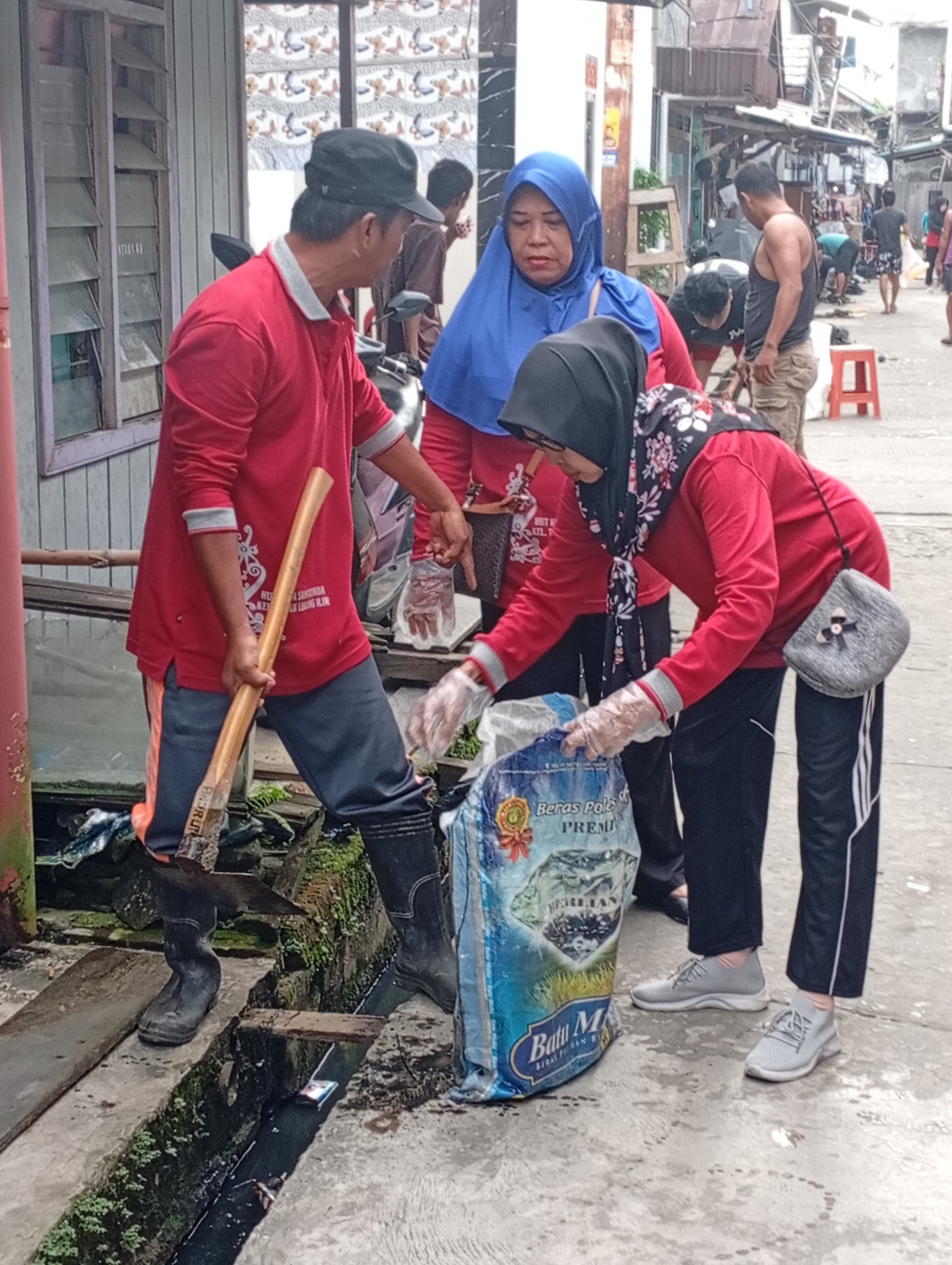 Gotong Royong membersihkan lingkungan
