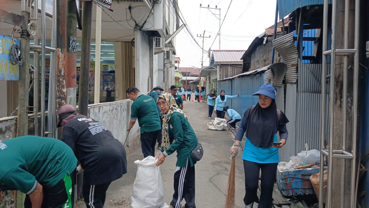 Gotong Royong membersihkan lingkungan