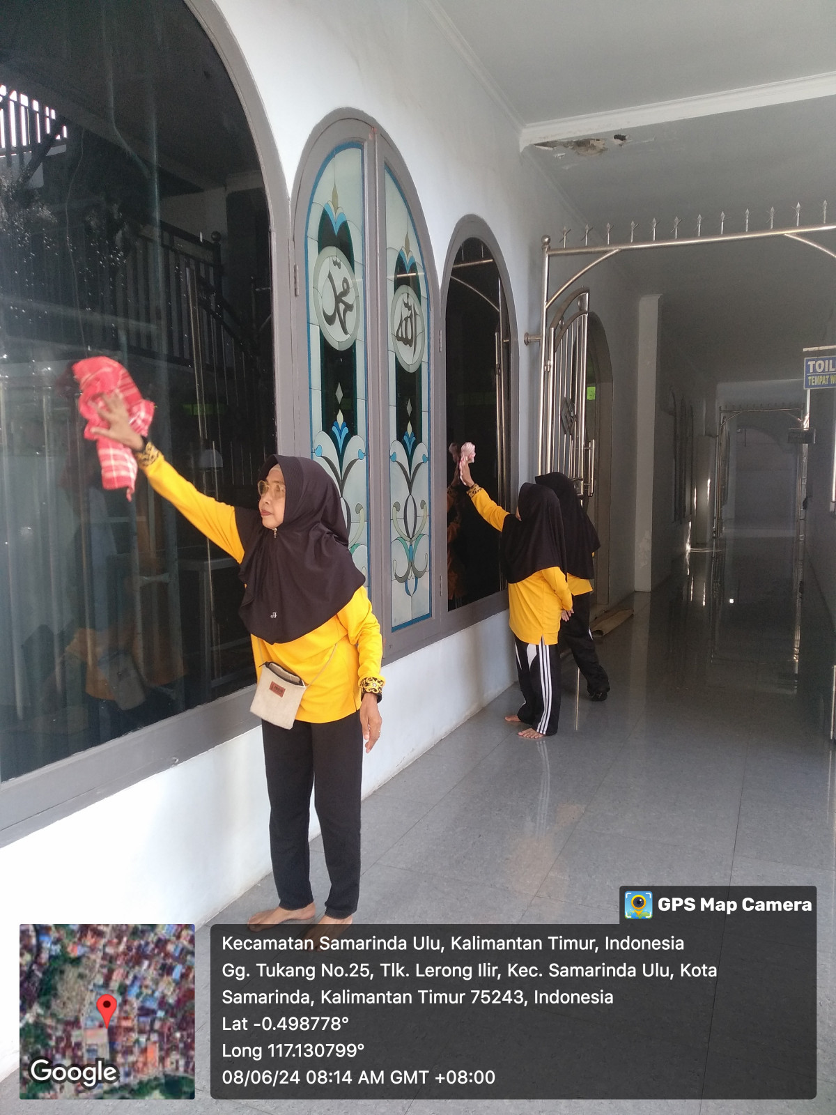 Gotong Royong membersihkan masjid