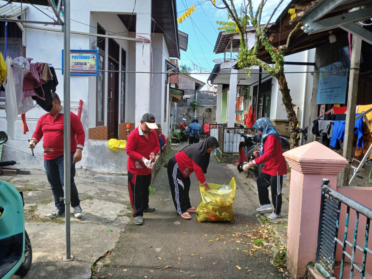 Gotong Royong membersihkan lingkungan