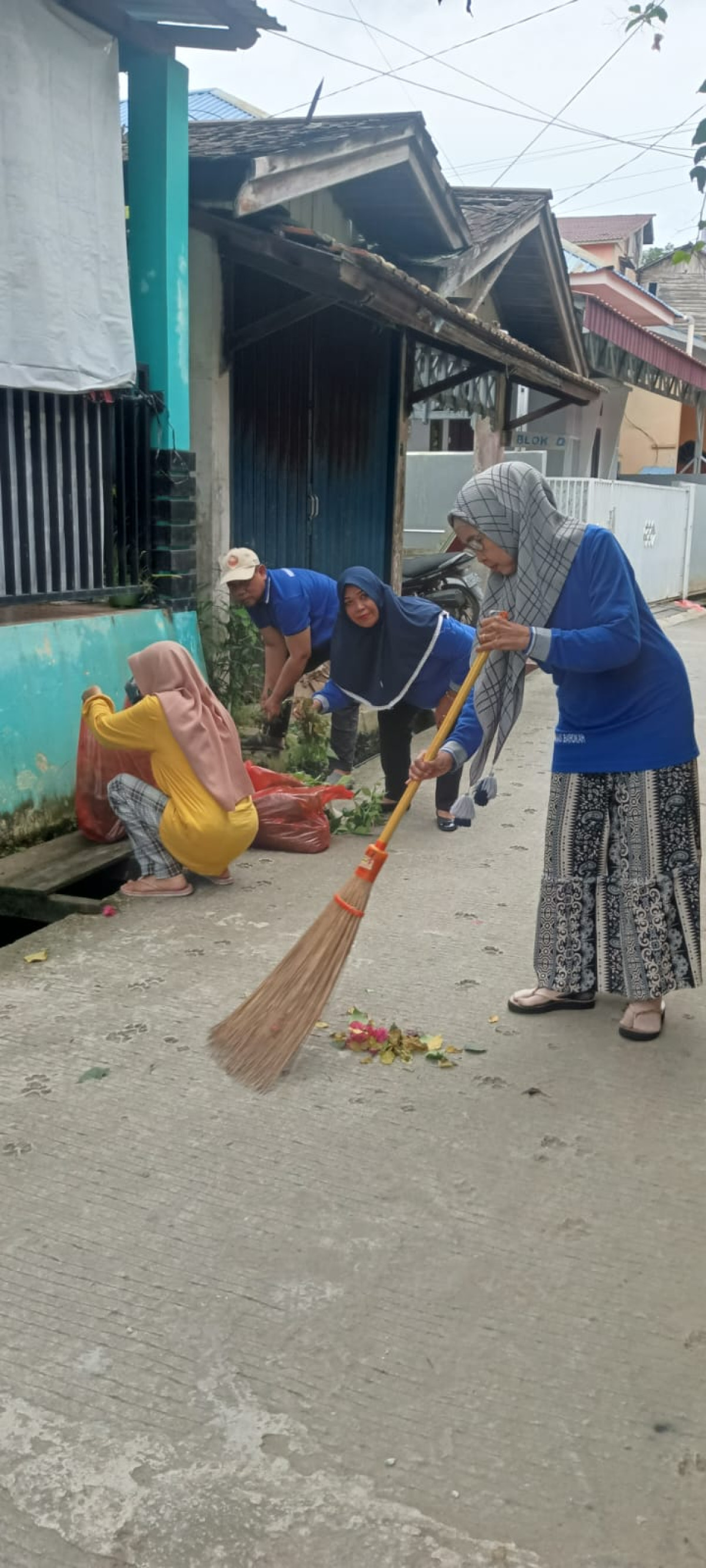 Gotong Royong bersama membersihkan lingkungan