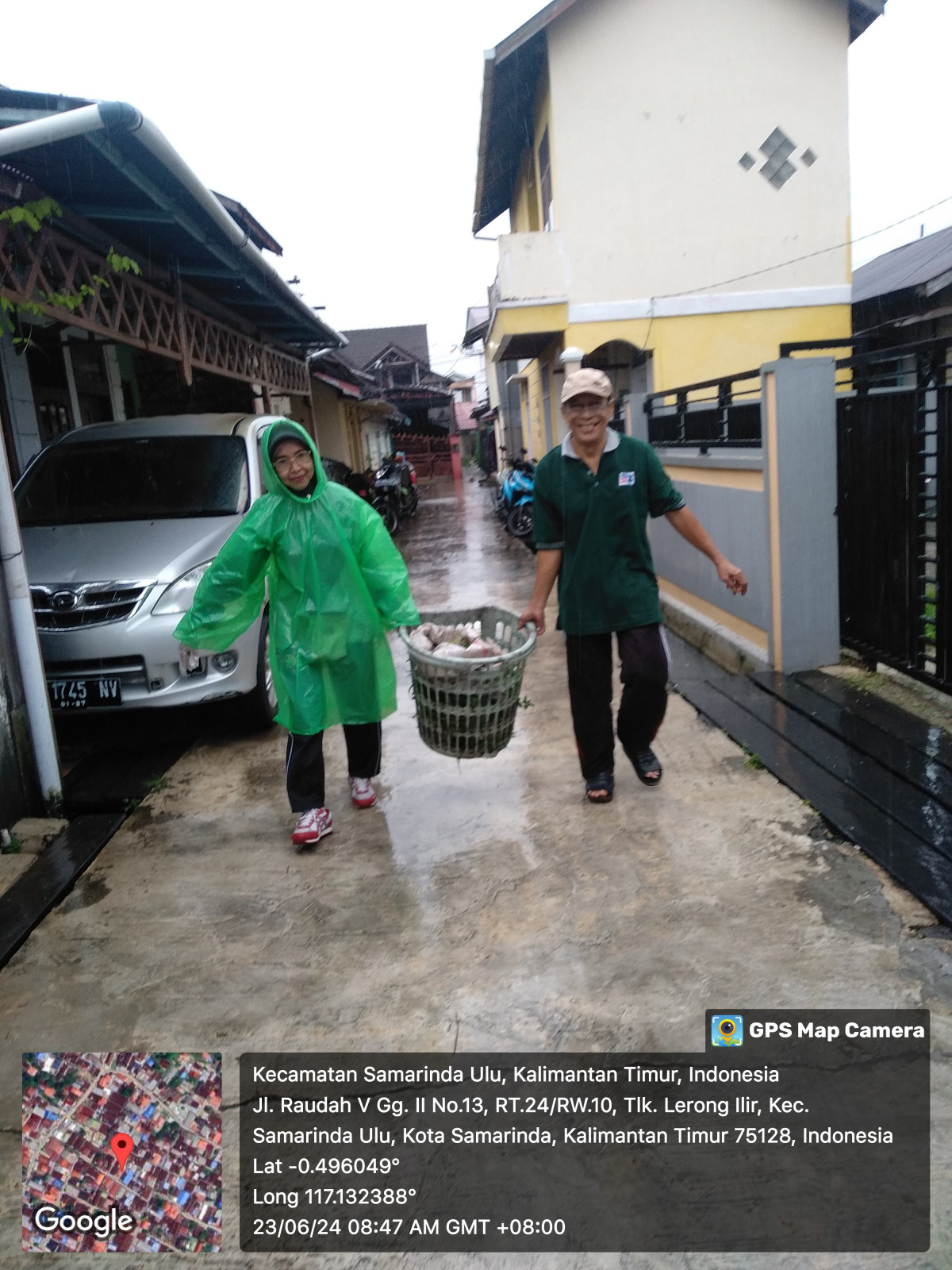Gotong Royong membersihkan lingkungan