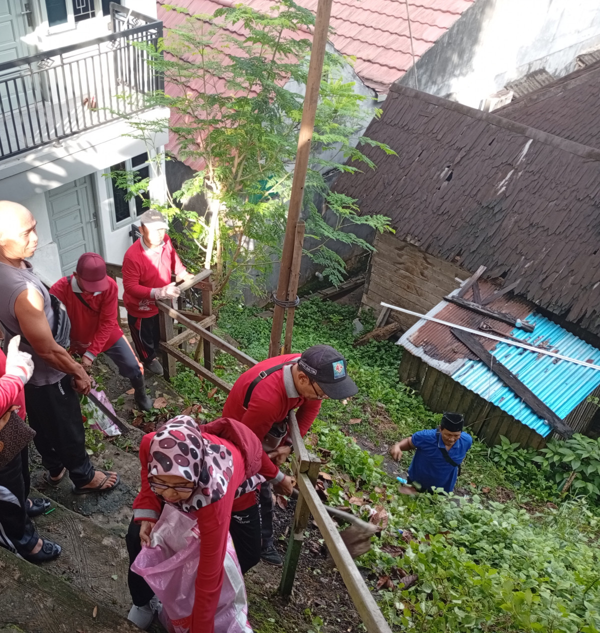 Gotong Royong membersihkan lingkungan