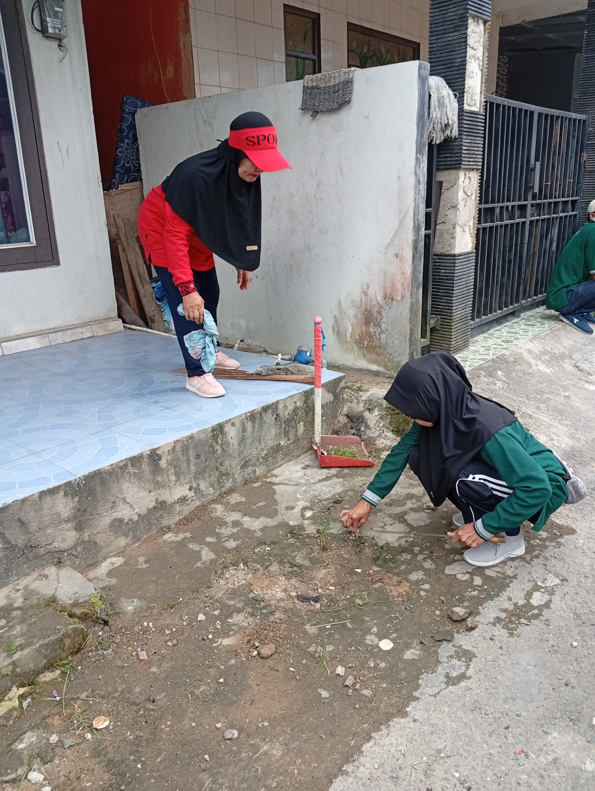 Gotong Royong membersihkan lingkungan