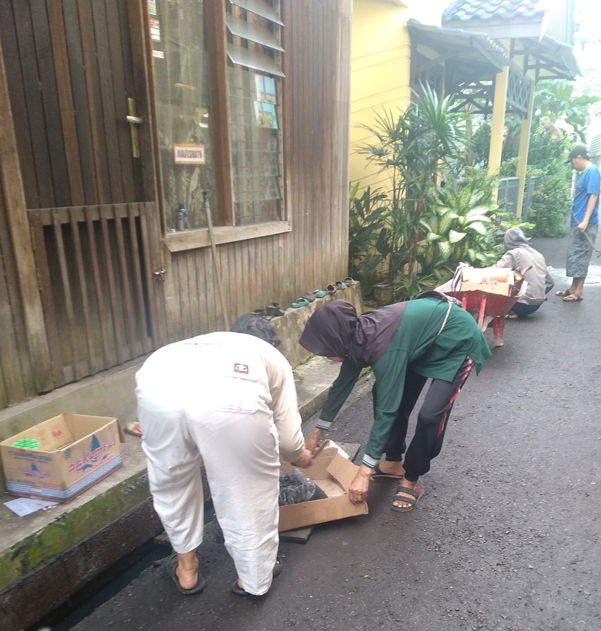 Gotong Royong membersihkan lingkungan
