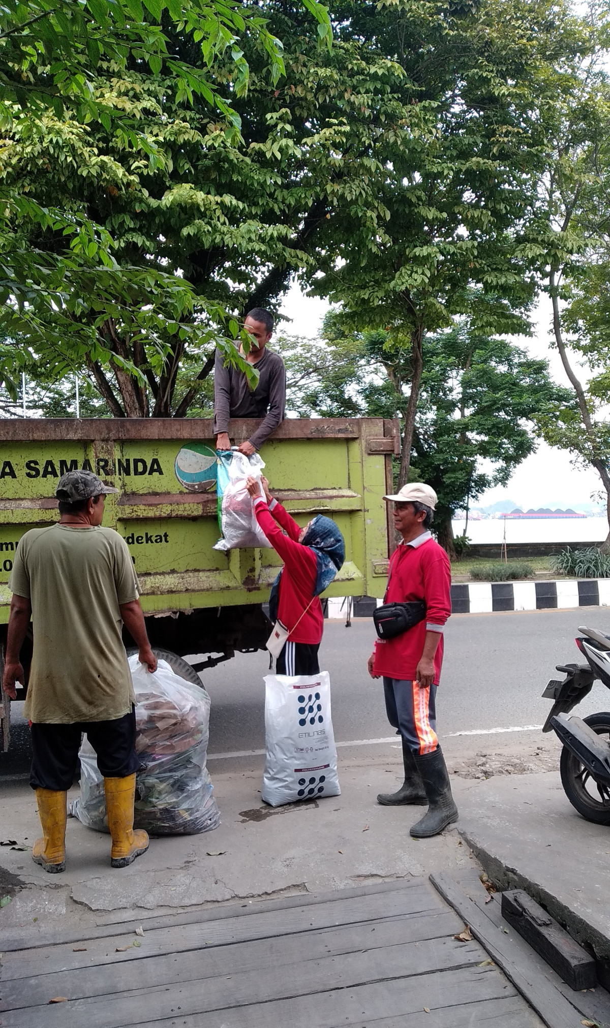 Gotong Royong membersihkan jalan