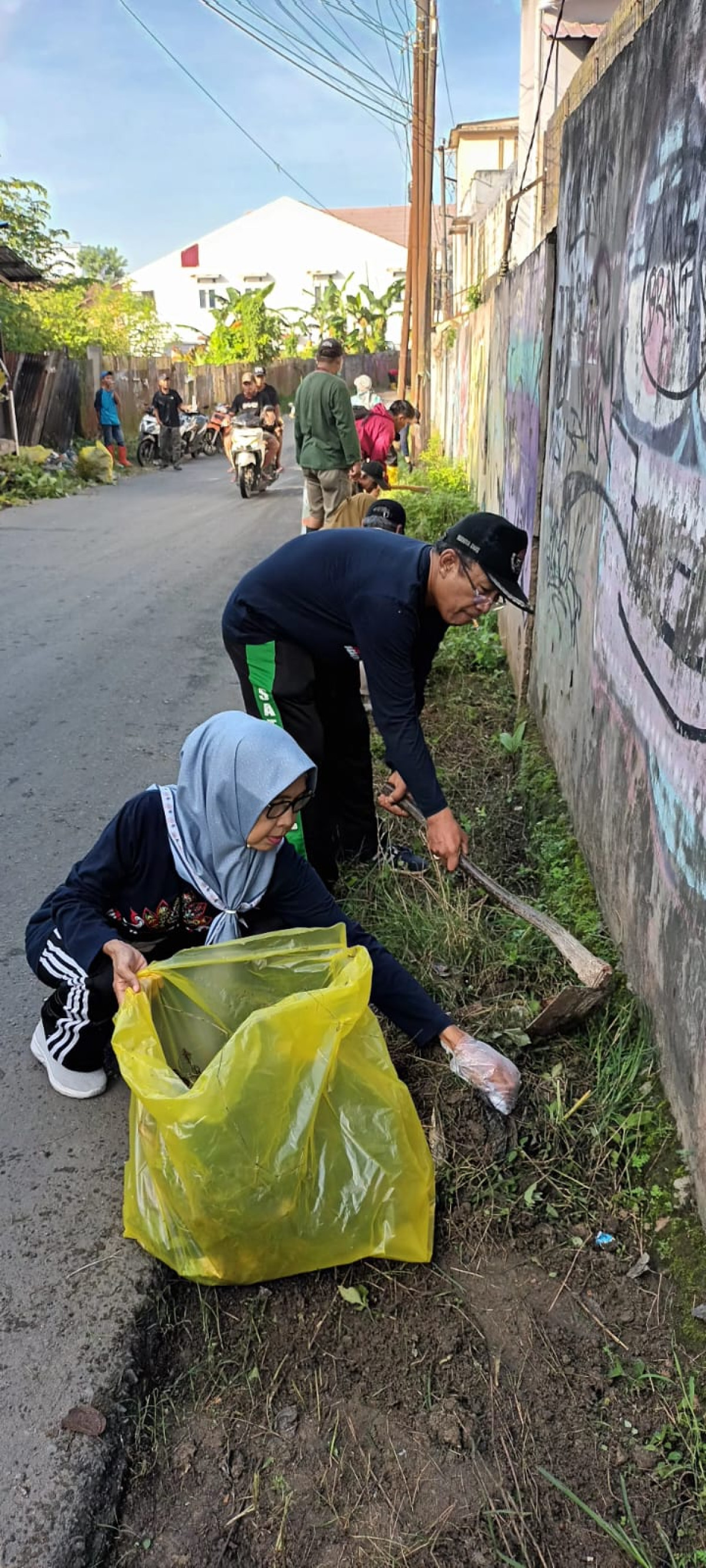 Gotong Royong membersihkan lingkungan