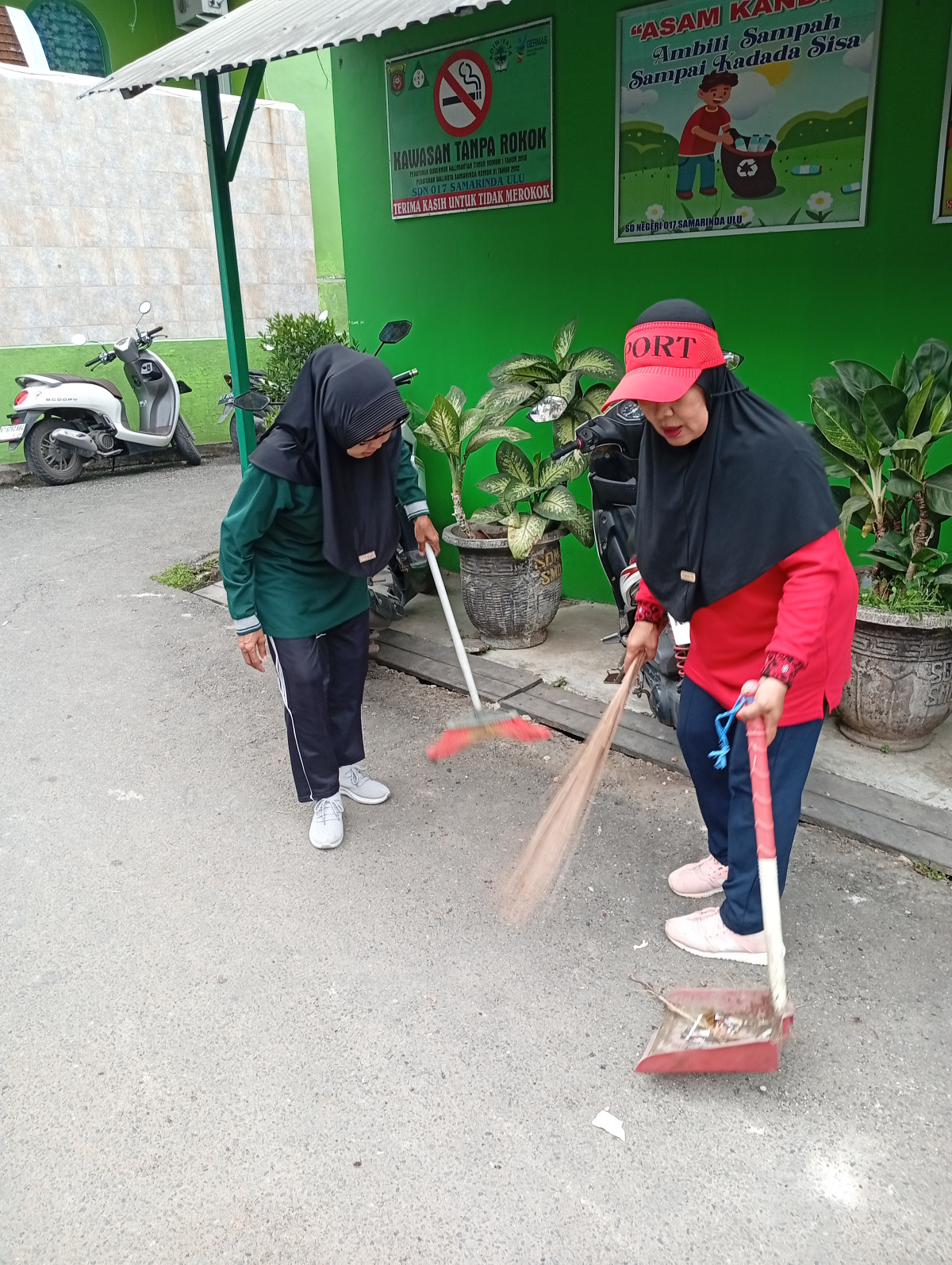 Gotong Royong membersihkan lingkungan