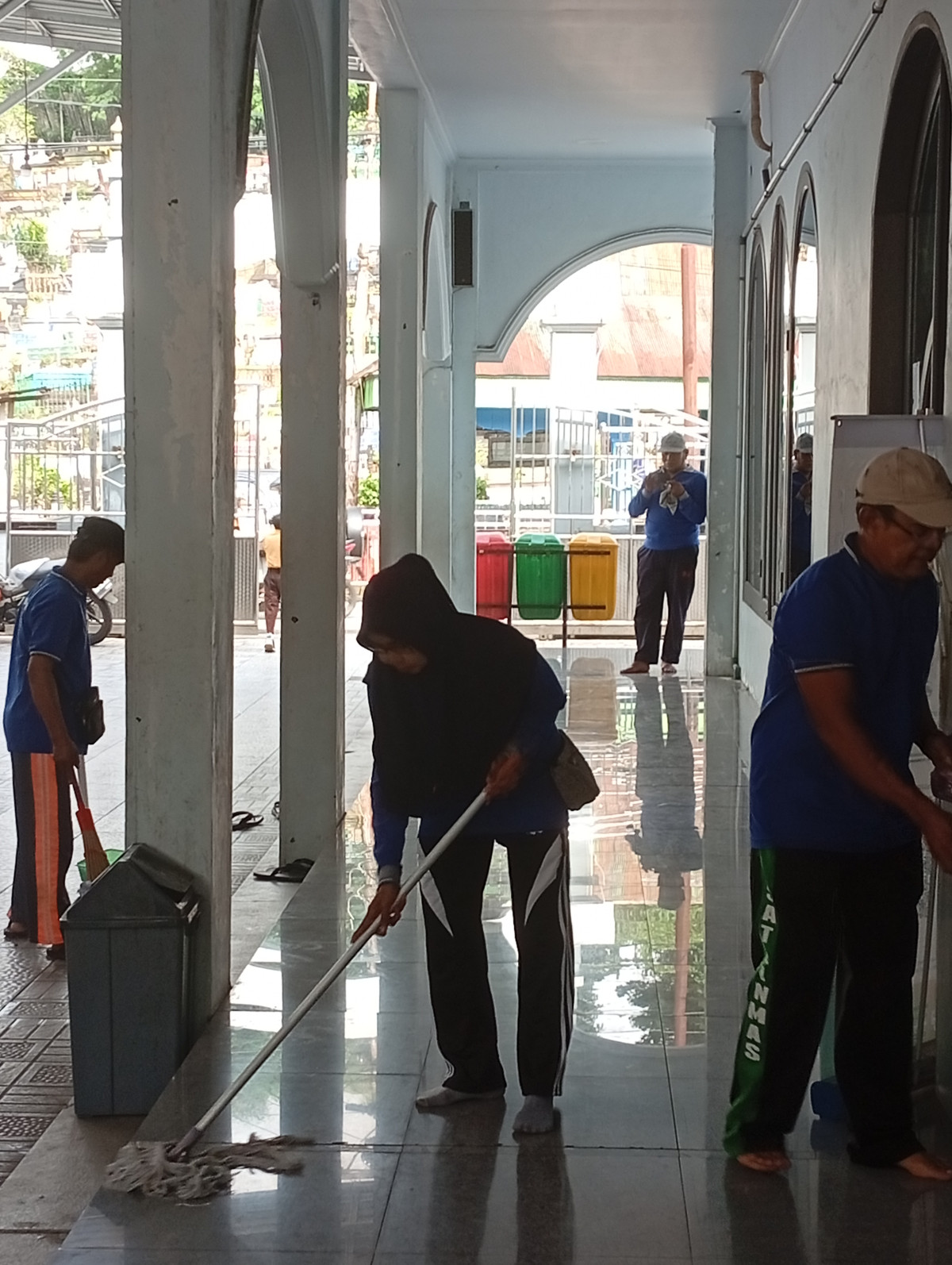 Gotong Royong membersihkan lingkungan