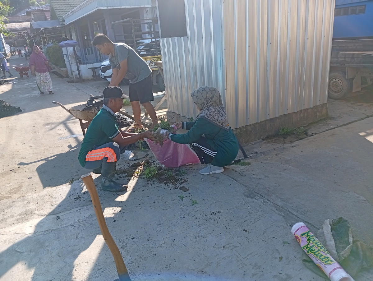 Gotong Royong membersihkan lingkunganan