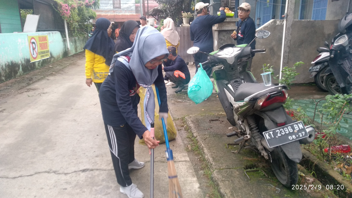 Gotong Royong membersihkan lingkungan