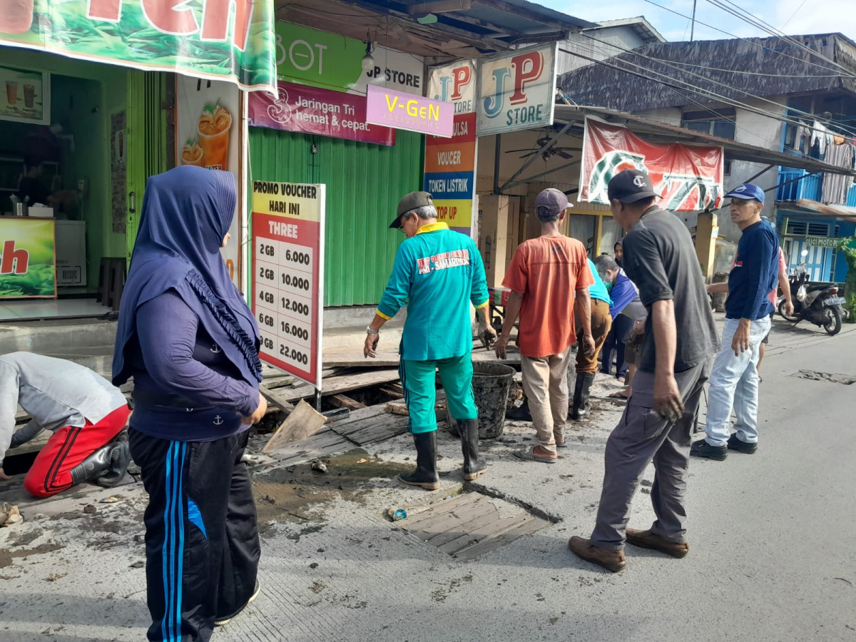 Kerja Bakti di Jalan Siti Aisyah