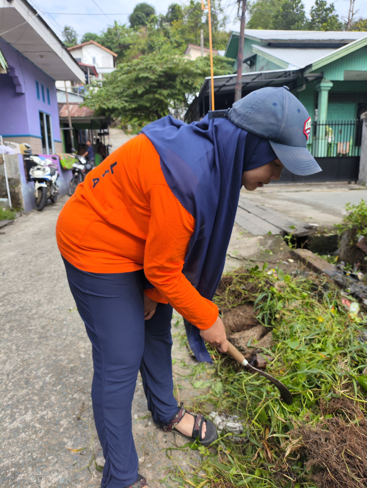 Membersihkan lingkungan sekitar