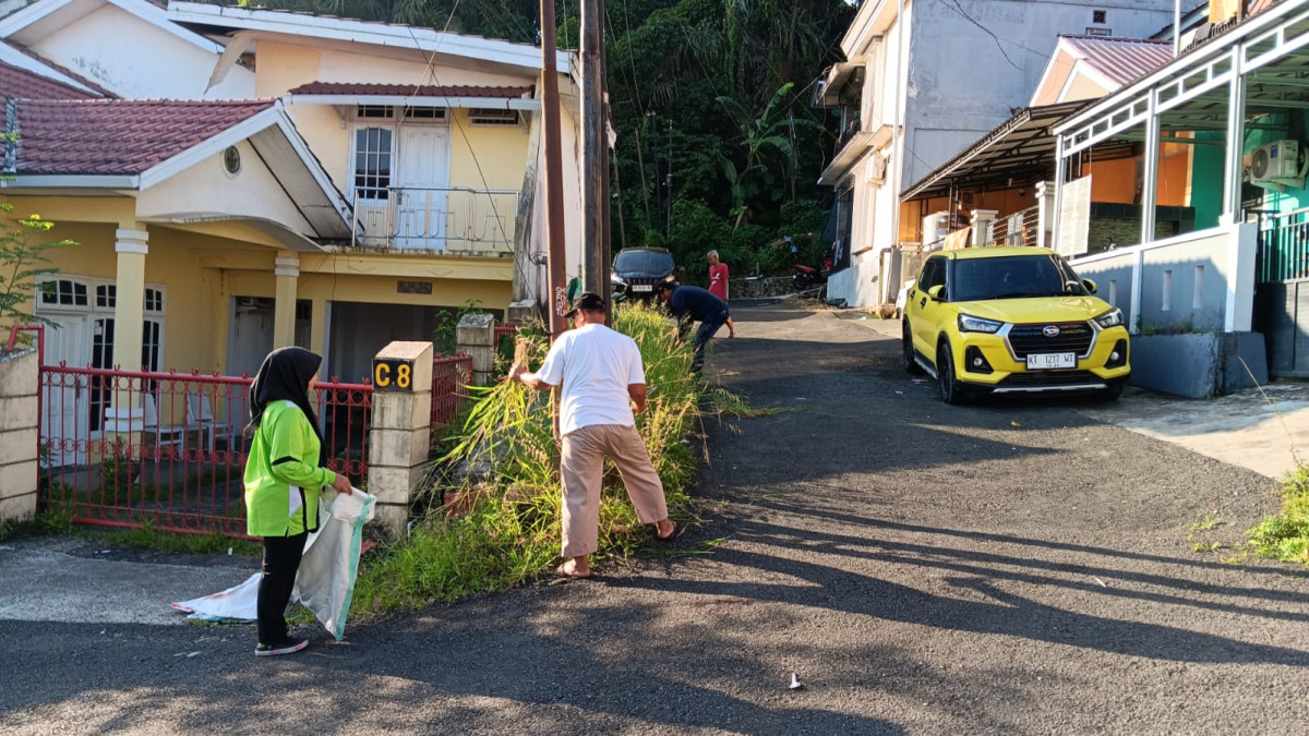 Membersihkan jalan blok AB RT. 26