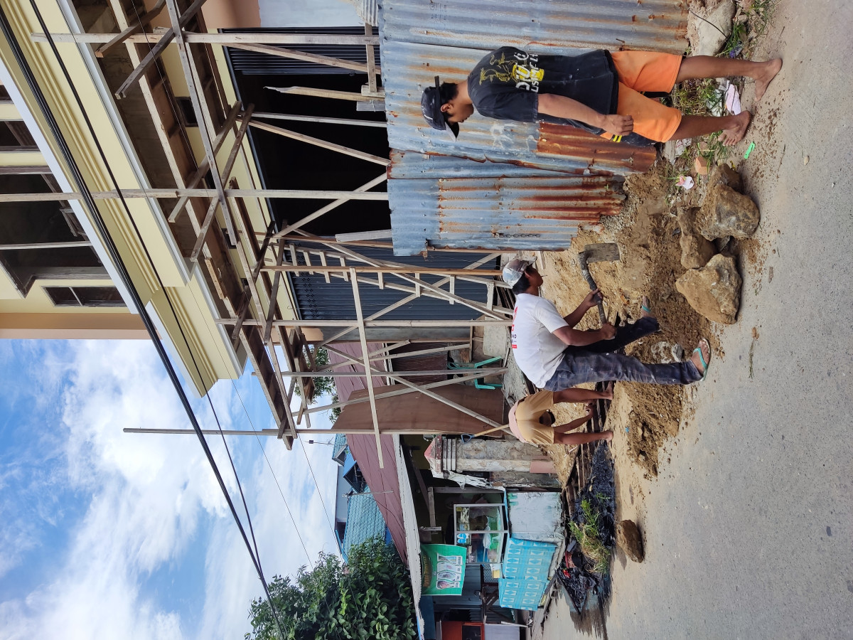 Pembersihan parit jl. Raudah 03 (di seberang toko faras)
