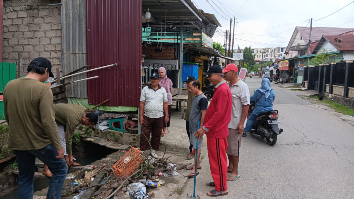 Kerja Bakti di sekitar Pesantren Dahrul Ikhsan