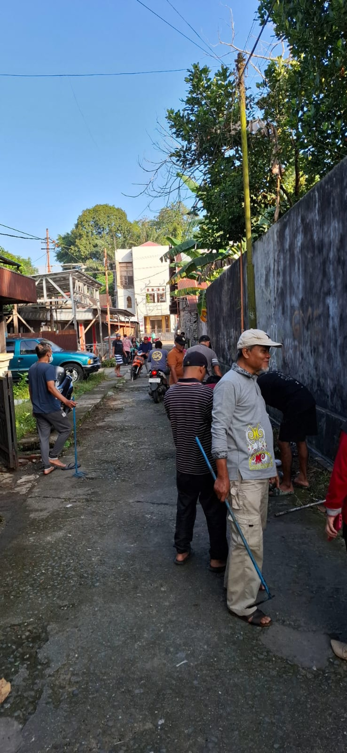 Membersihkan rumput dan parit Jl. Raudah 02