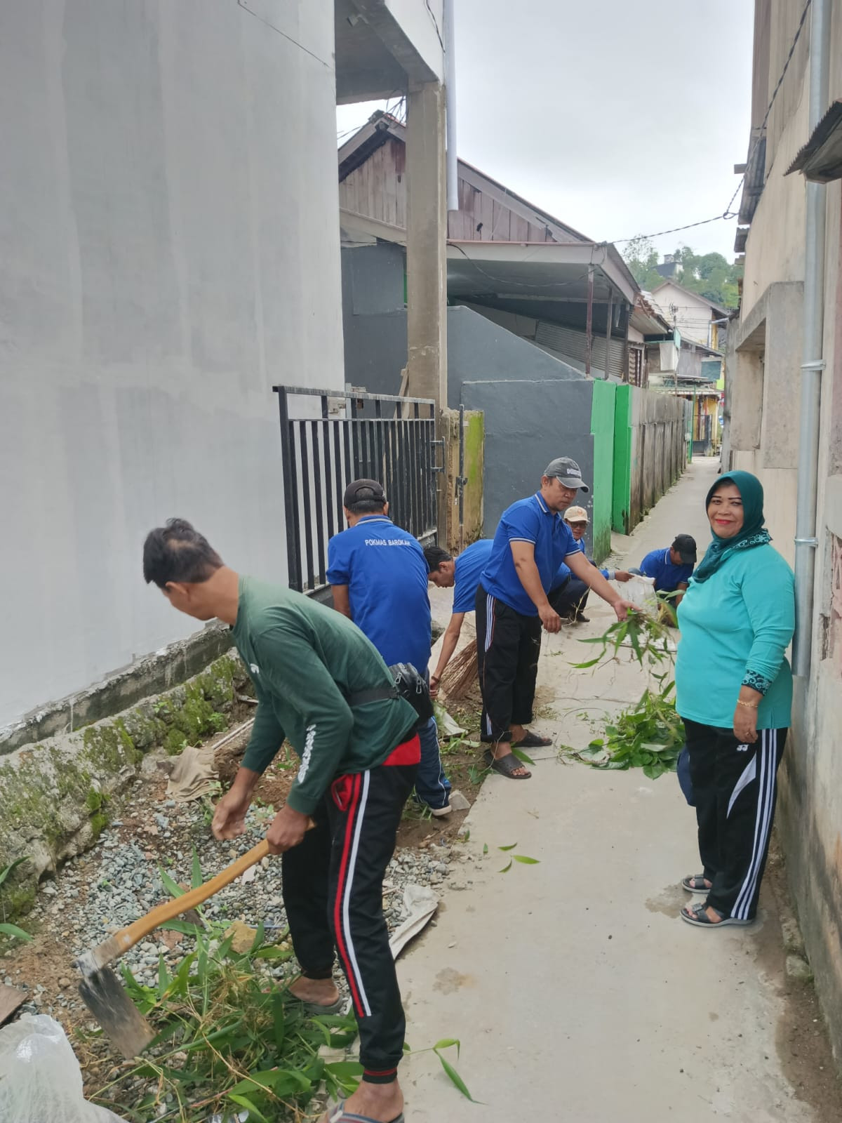 Gotong royong bersihkan parit