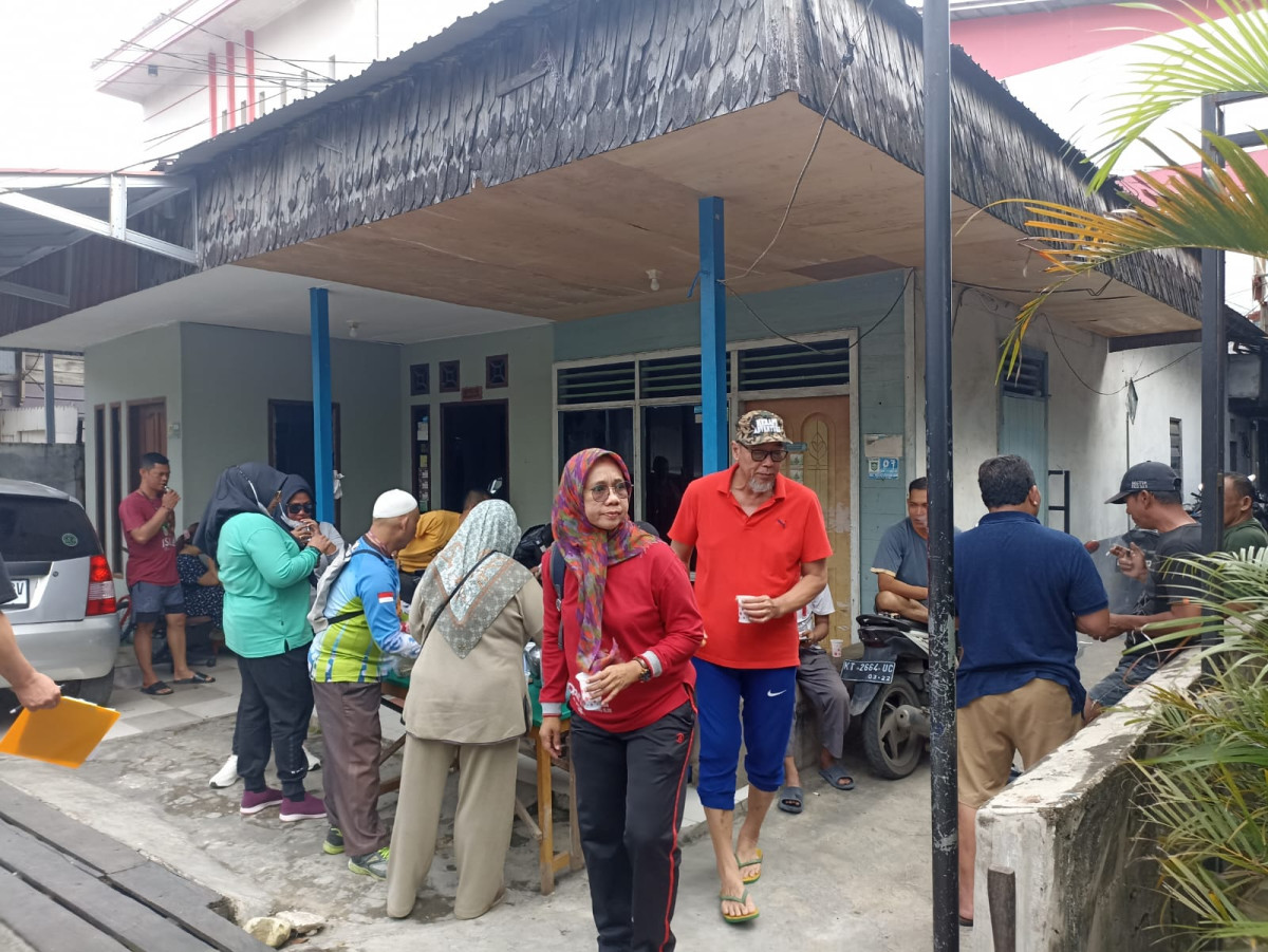 Gotong royong membersihkan paret
