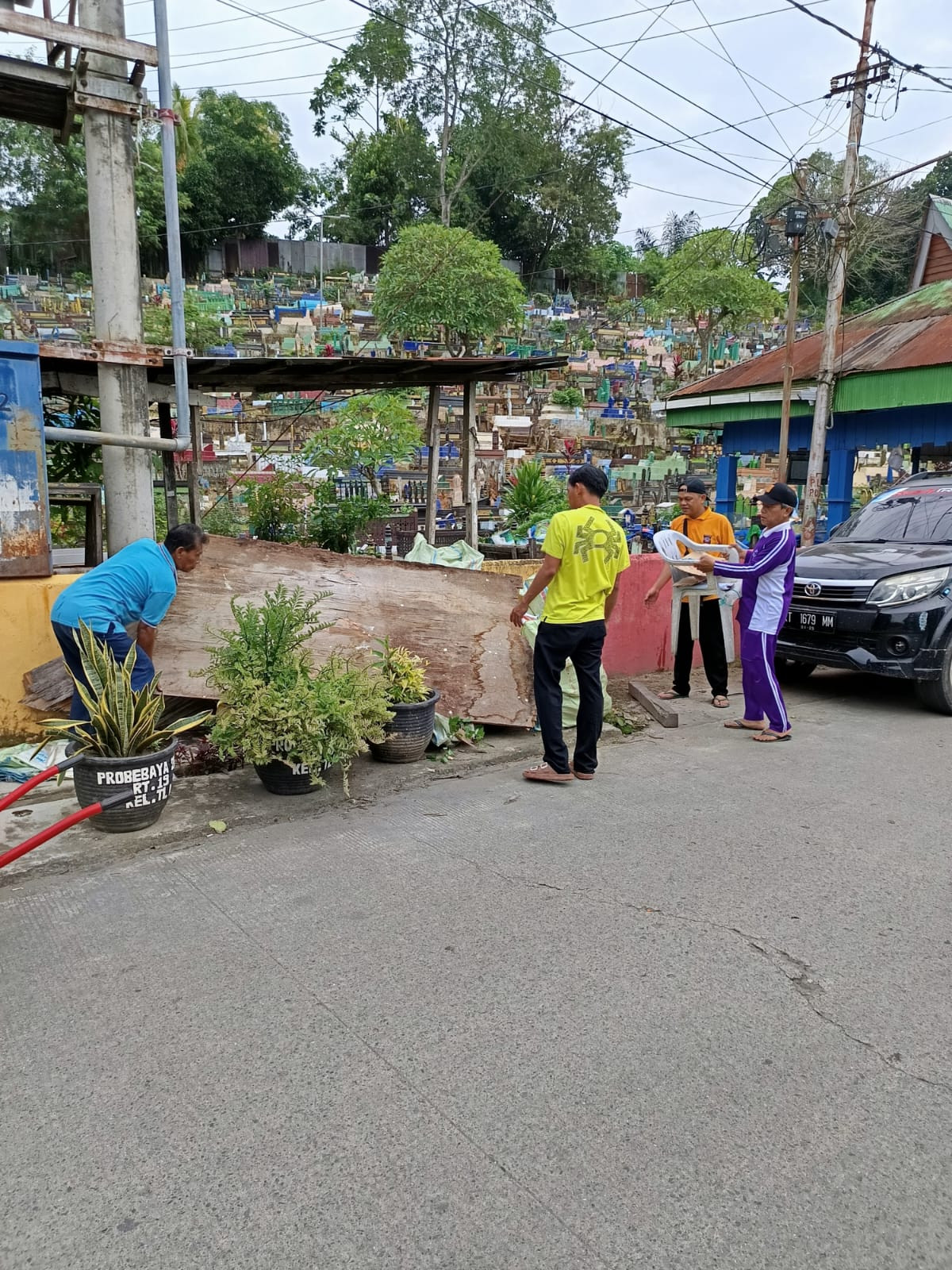 Gotong royong semua RT
