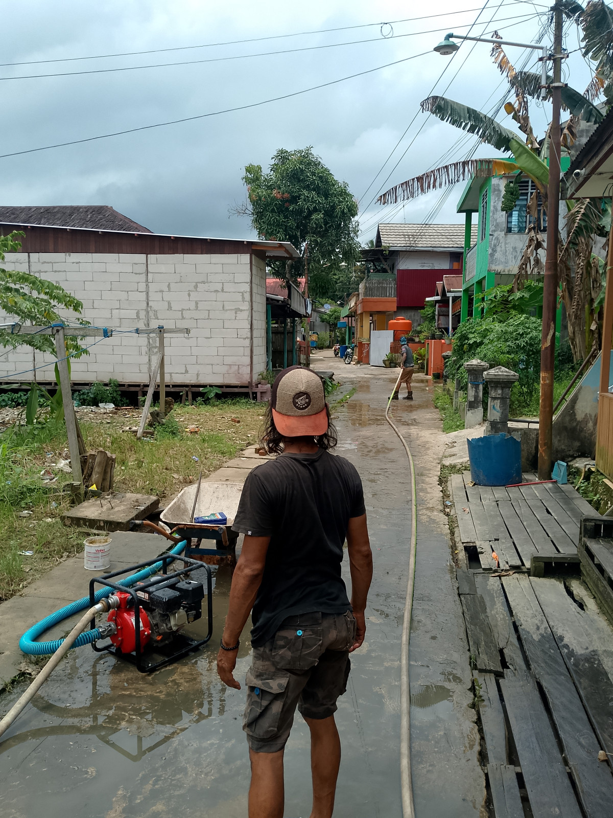 Gotong royong membersihkan Jalan paska banjir