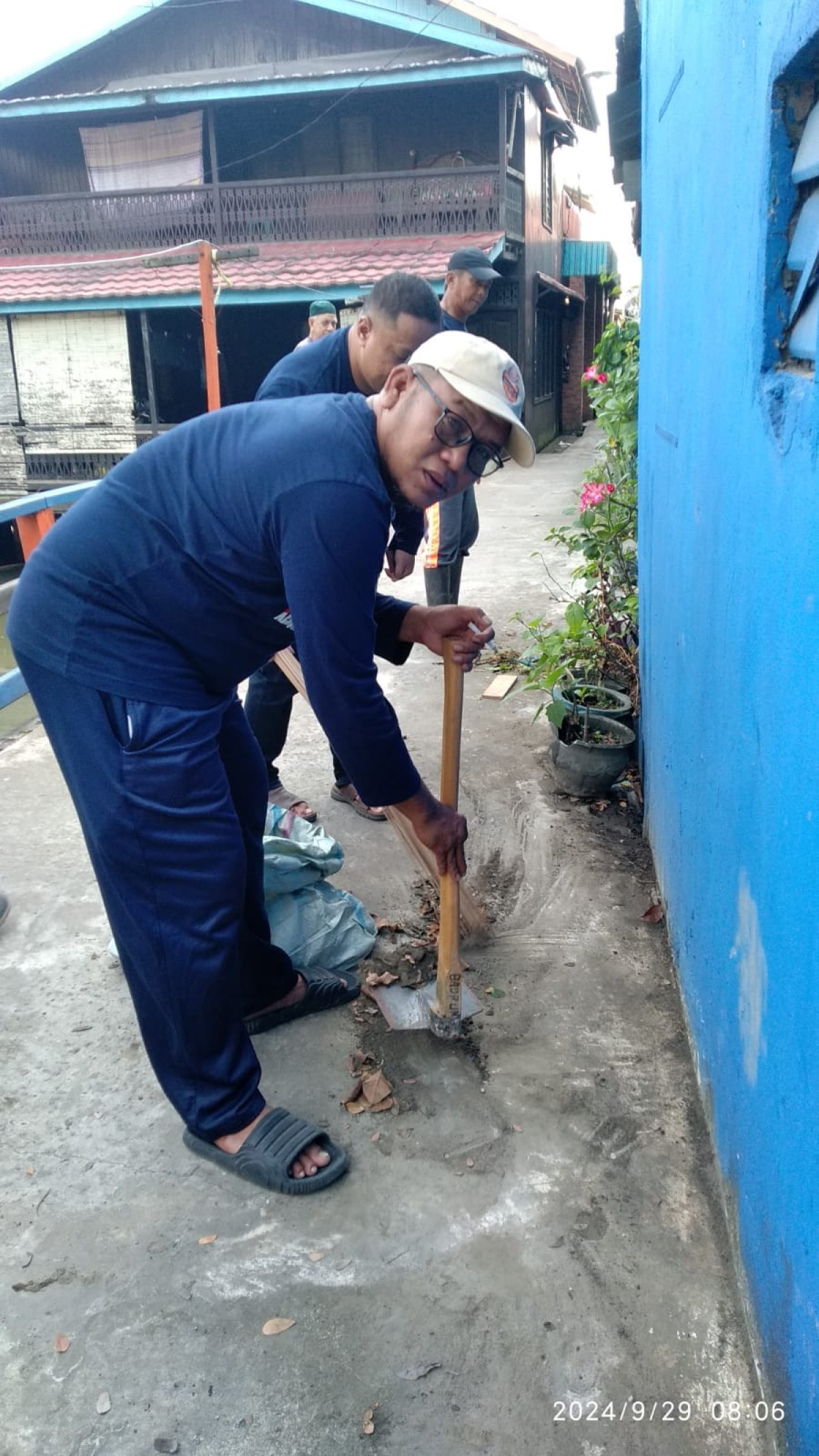 Kerja bakti di gang madu