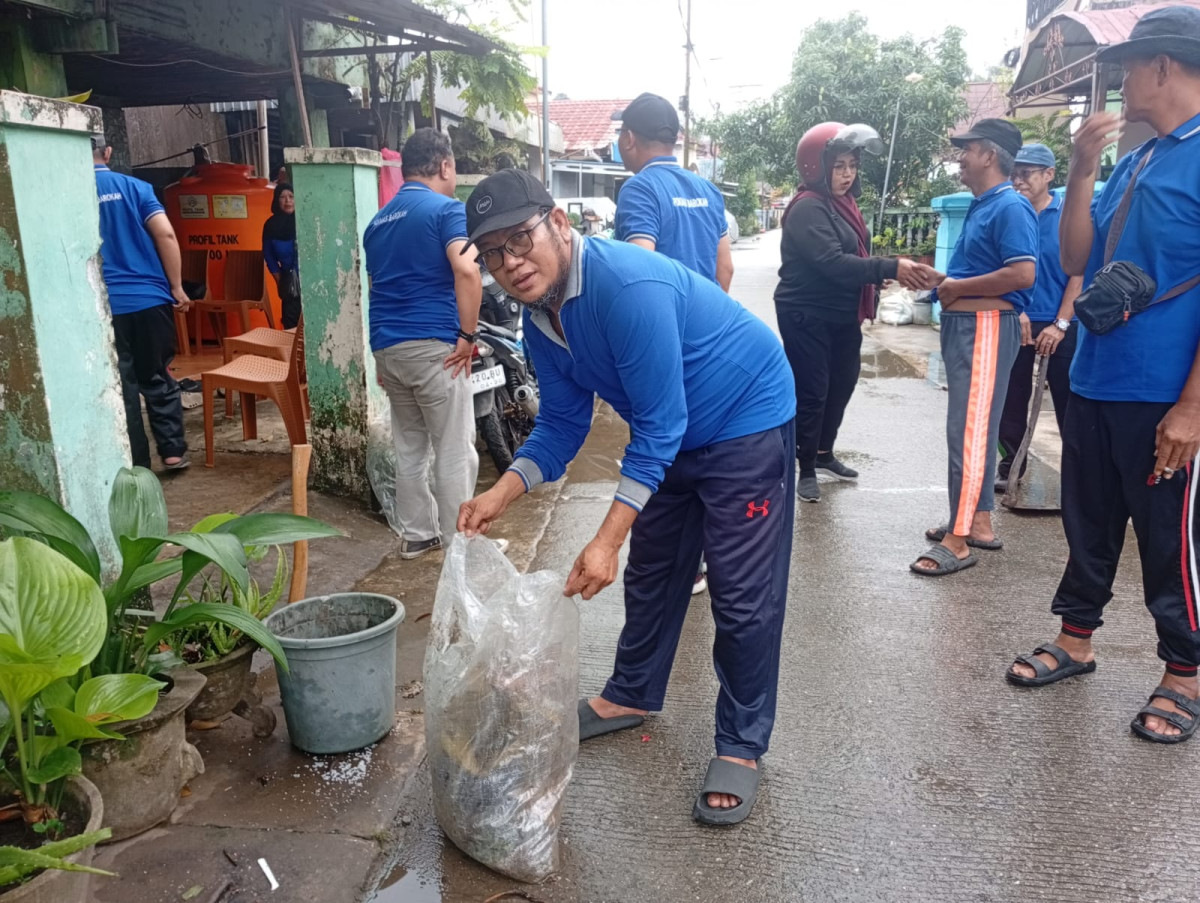 Membersihkan rumput di blok 1a