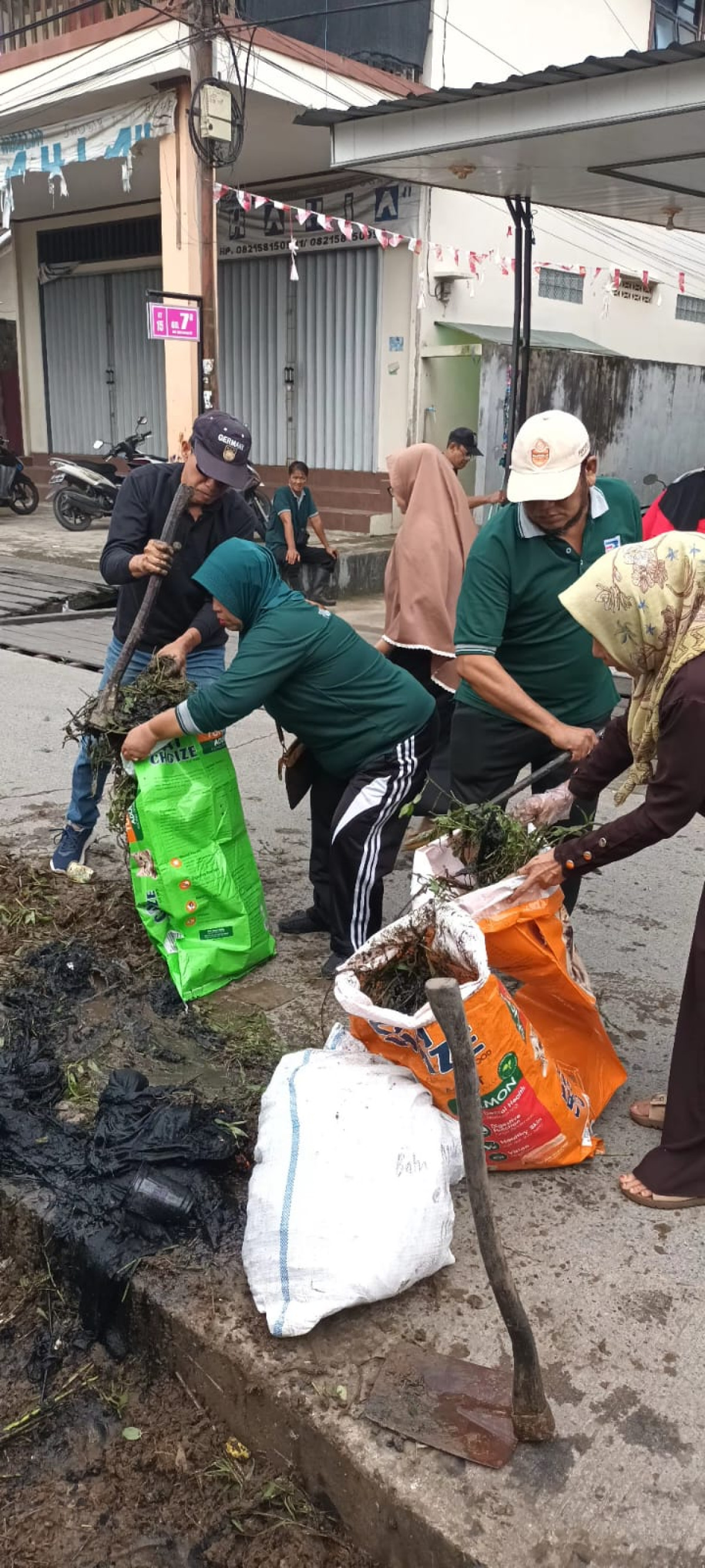 Jl siti aisyah,membersihkan drainase