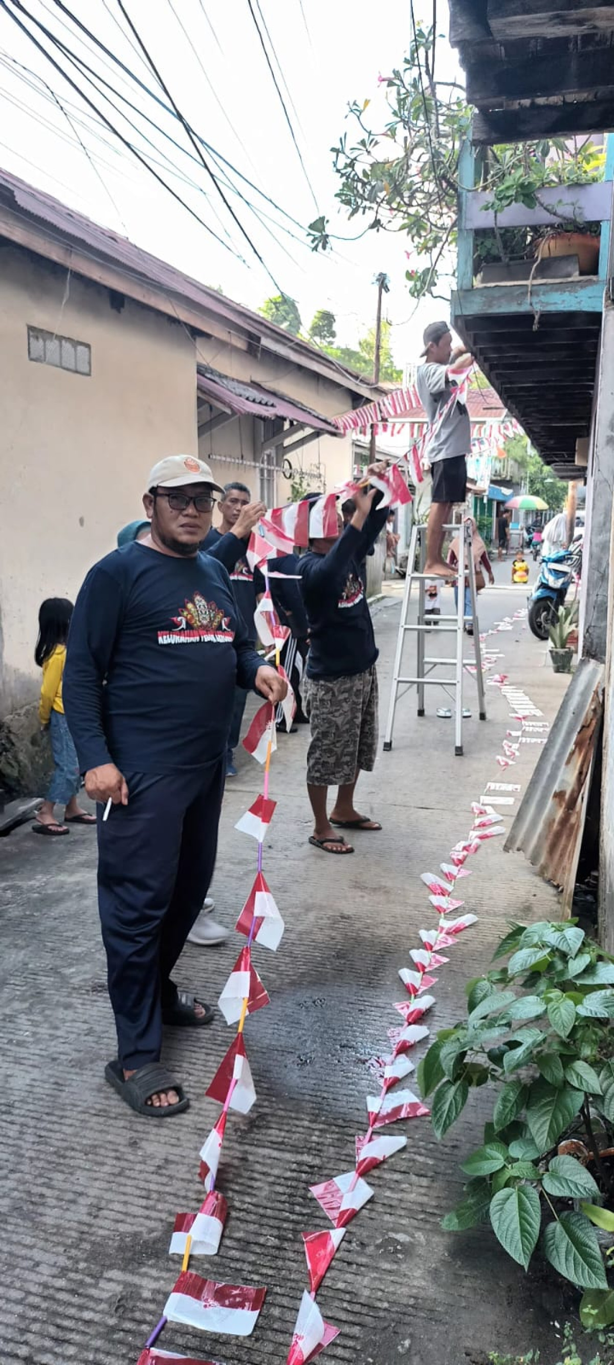 Pasang bendara jl siti aisyah