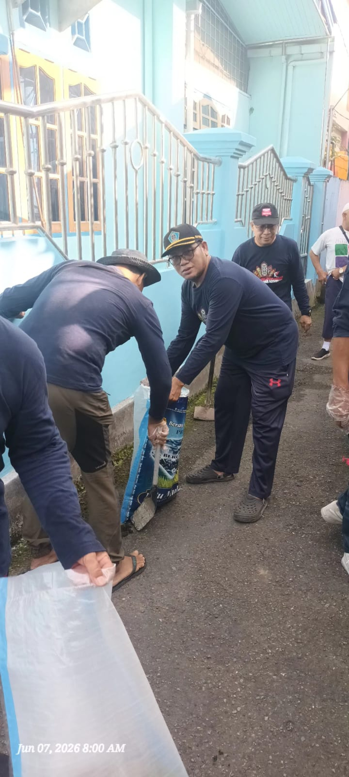 Membersihkan rumput dan drainase