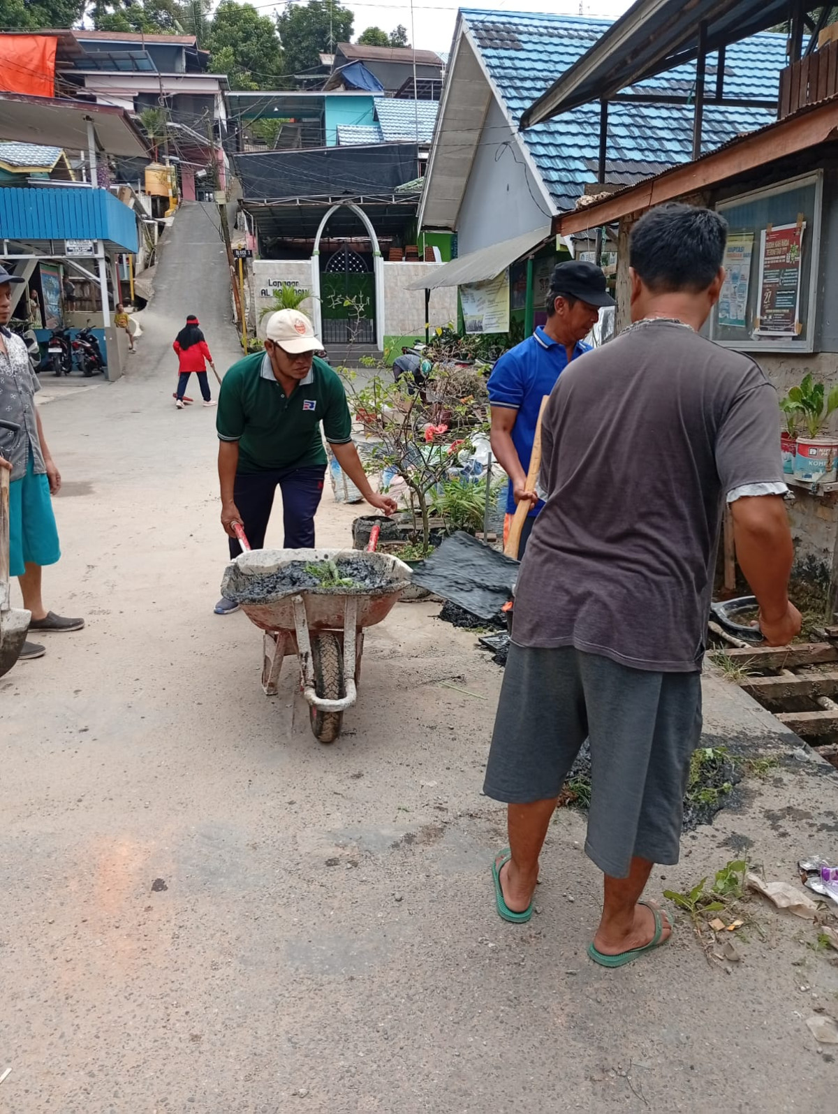 Membersihkan drainase kampung baru rt 22