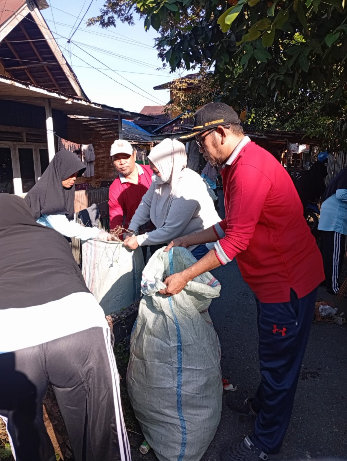 Gg madu Rt 07 membersihkan rumput gg madu
