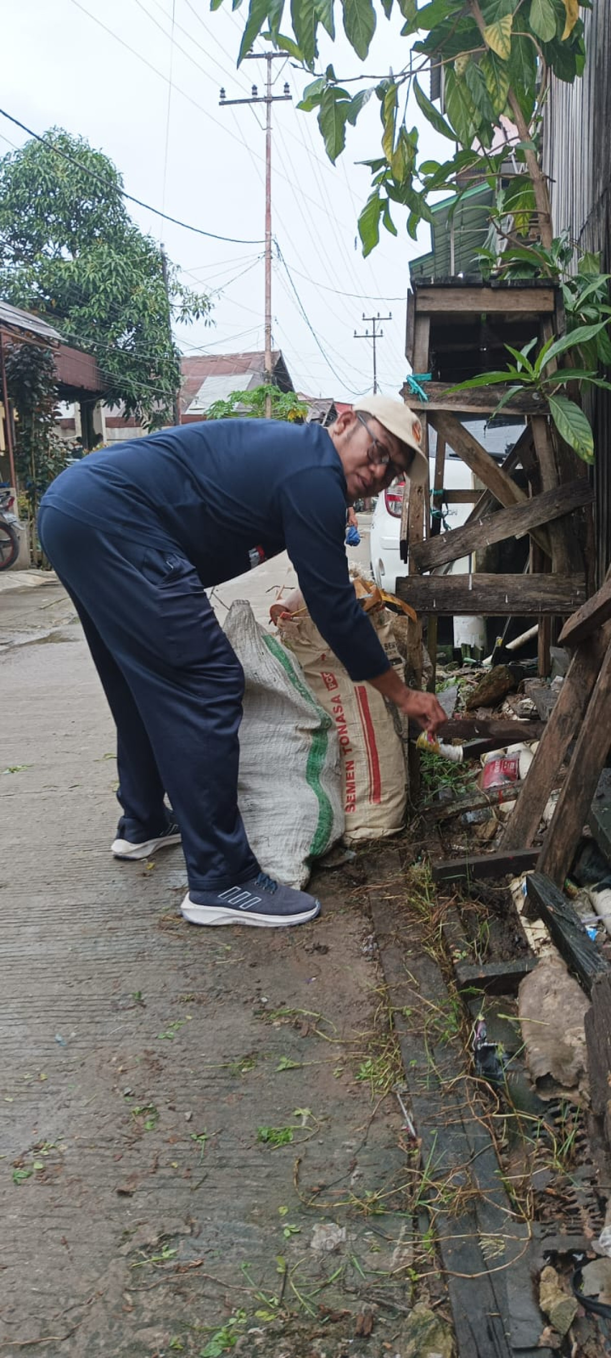 Kerja bakti Rt 16 jl st aisyah