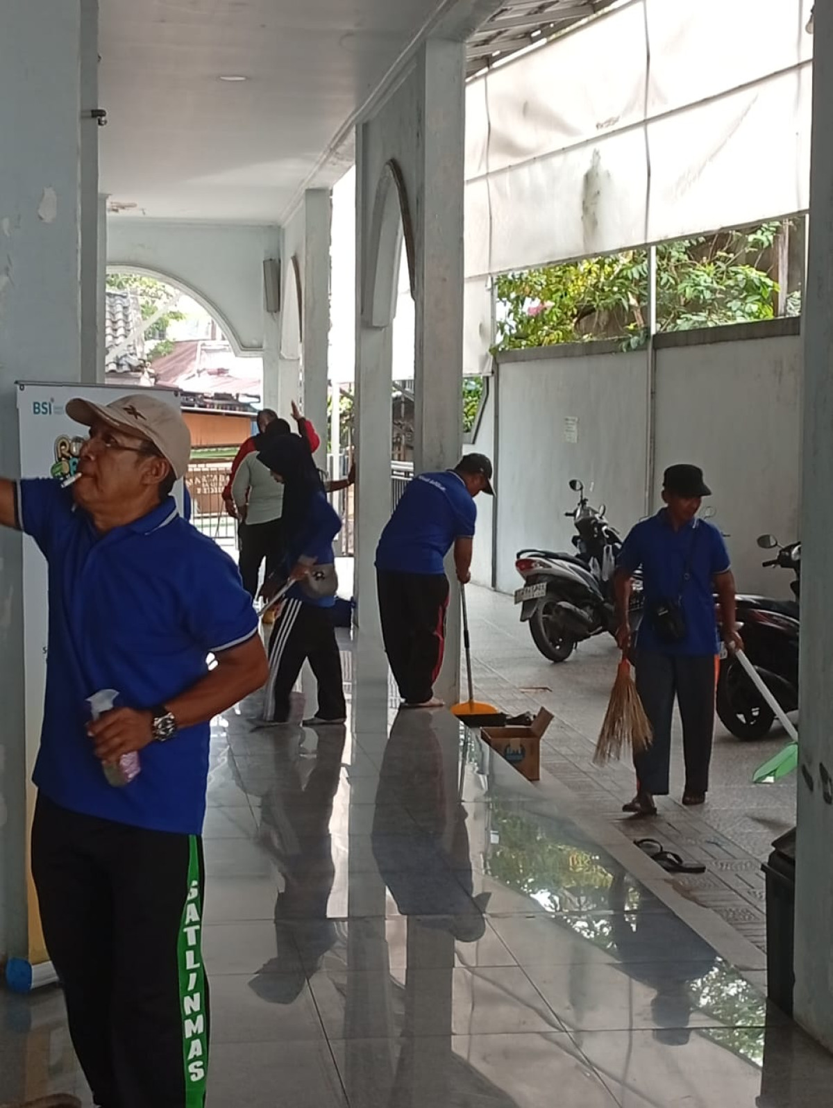 Gotong royong membersihkan lingkungan