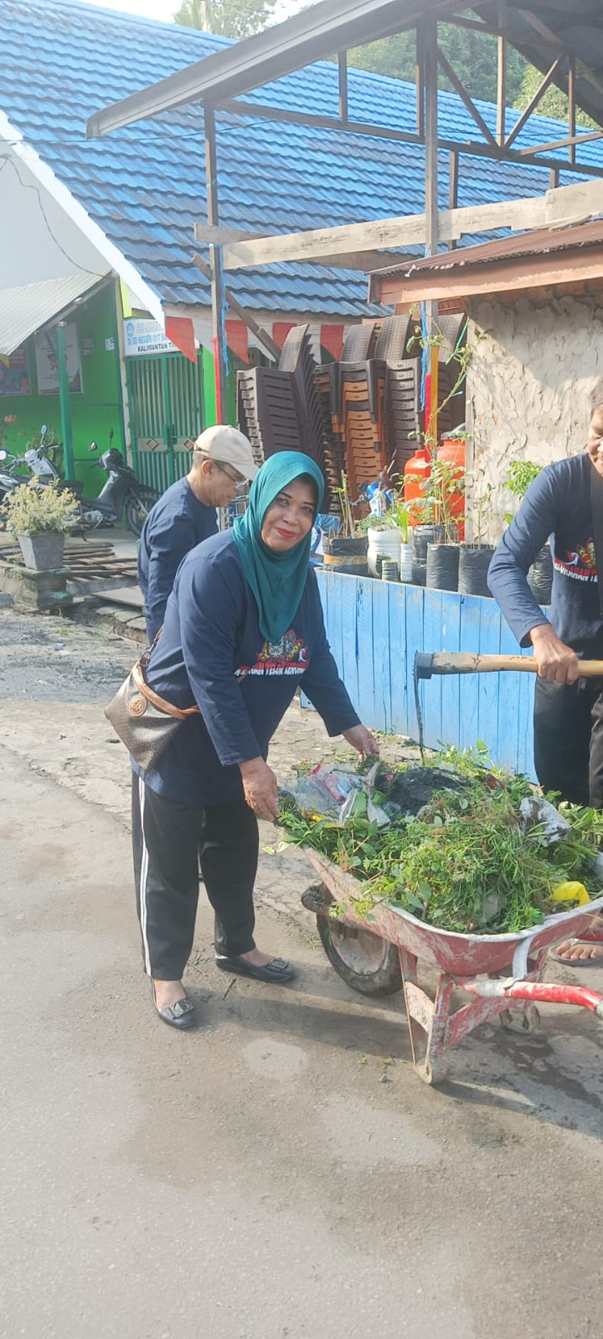 Gotong royong membersihan lingkungan