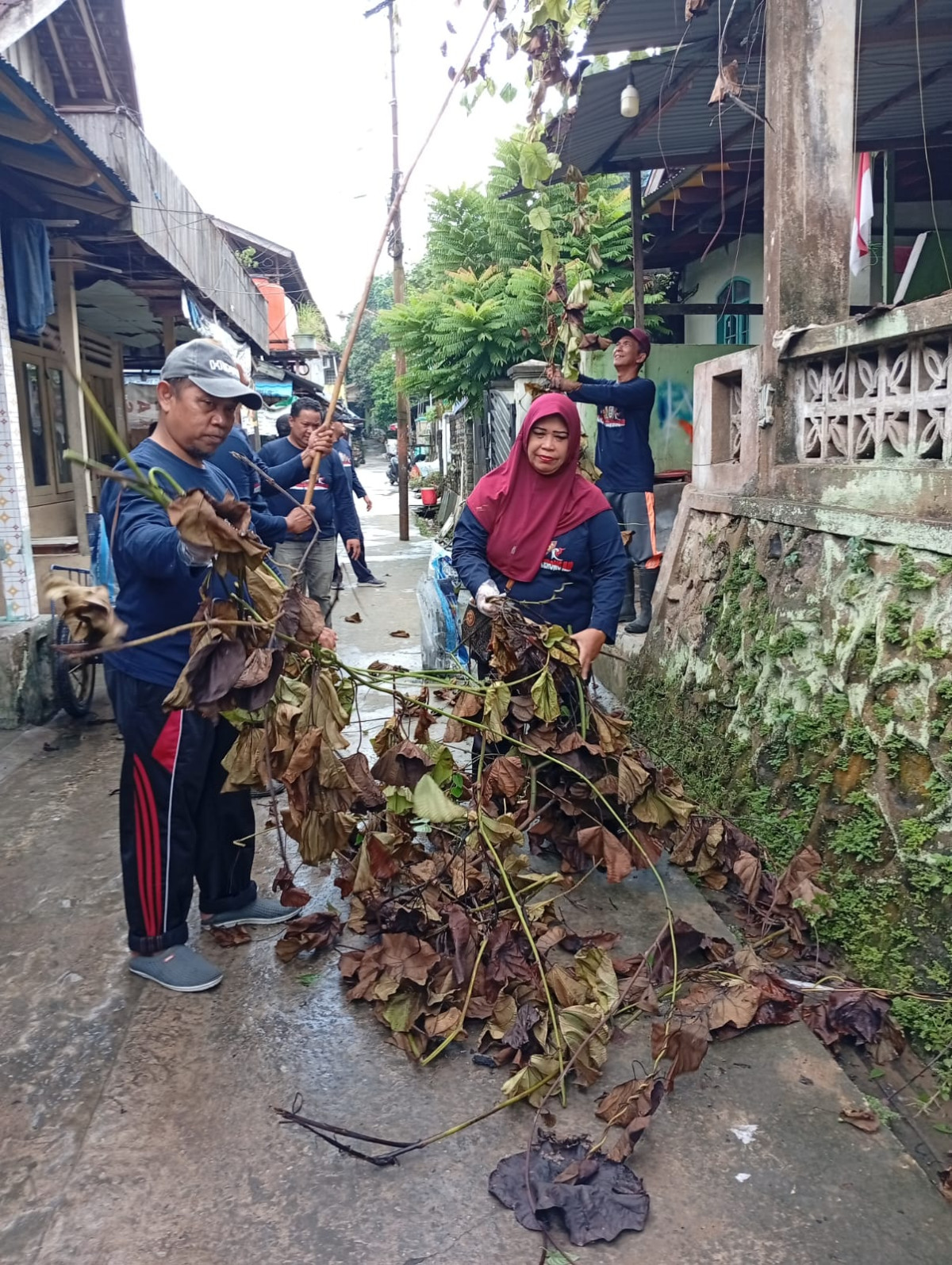 Gotong Royong membersihkan lingkungan