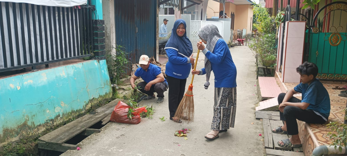 Gotong royong Membersihkan parit dan draynase