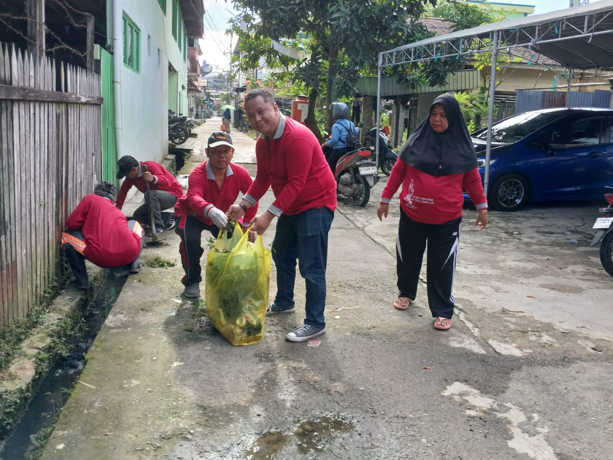 Gotong Royong membersihkan lingkungan