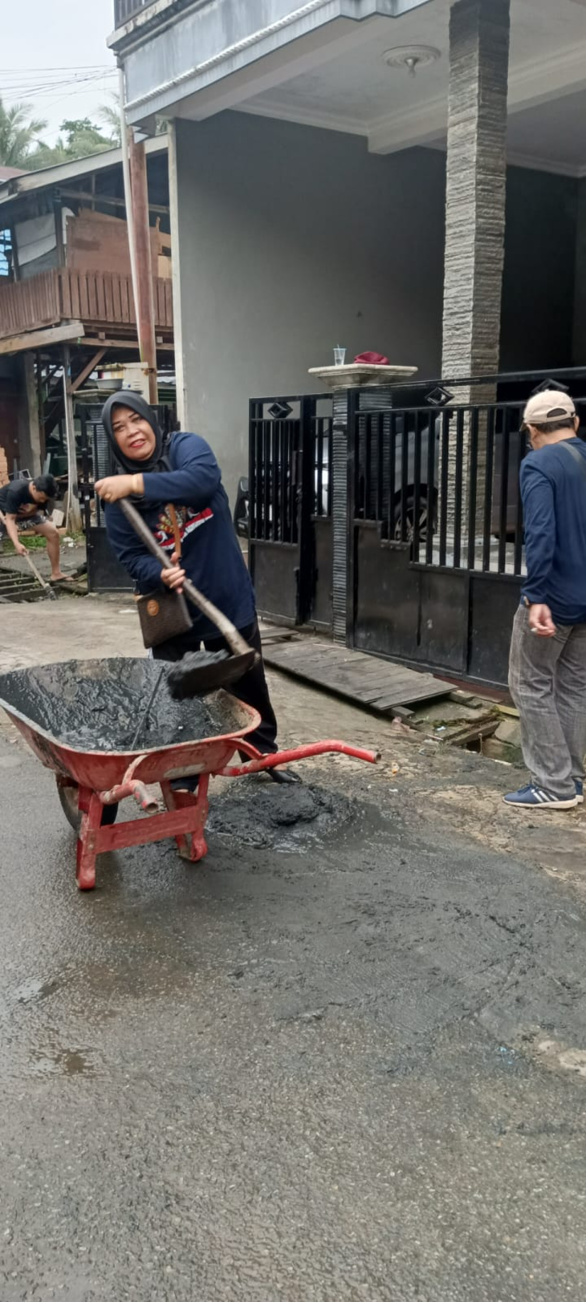 Kerja bakti bersama warga